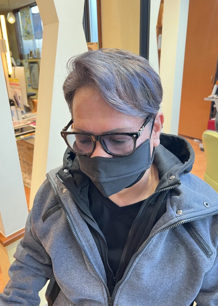 松山市 メンズ シルバーアッシュ 白髪ぼかし 大人メンズヘア 美容室”