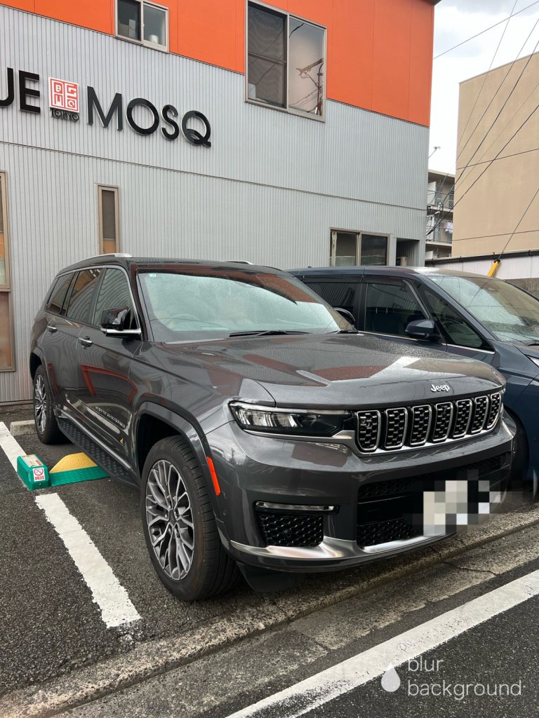 松山市本町のコインパーキングに整然と停められた大型SUV。平らで停めやすい駐車区画と清潔なアスファルトが特徴の、安全で利用しやすい駐車場