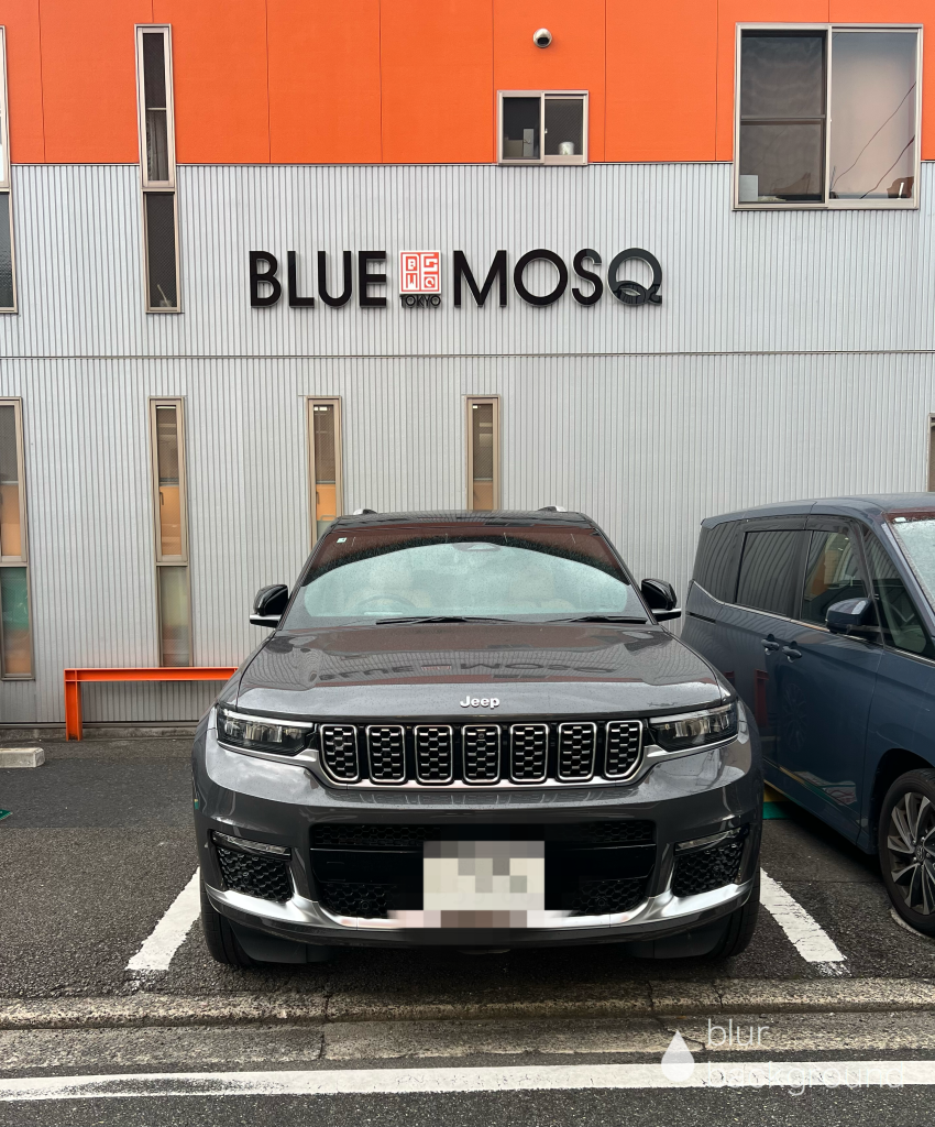 松山市本町のコインパーキングに停まるSUVときれいに整備された駐車スペース。安心して利用できる明るい駐車場