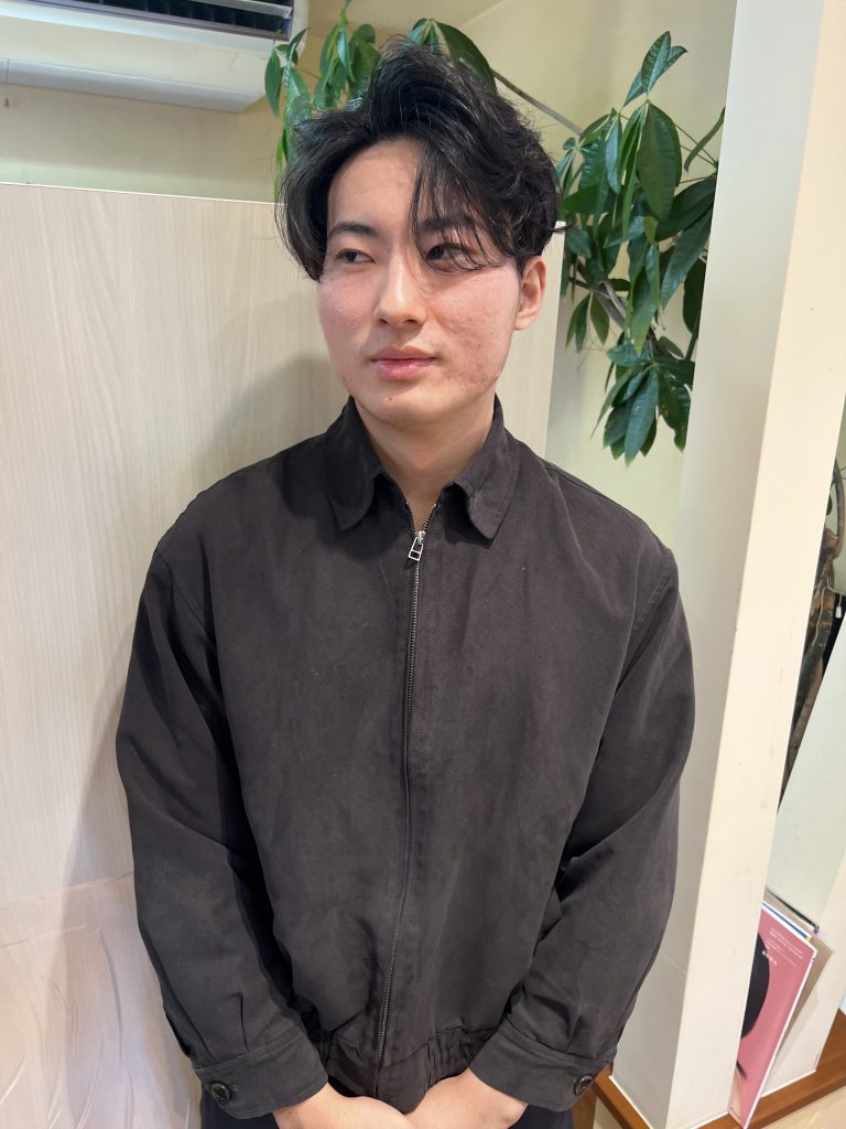 短めベースに軽さを出したフェザーパーマ。細かい動きが出て、自然な立体感のあるメンズヘアスタイル。