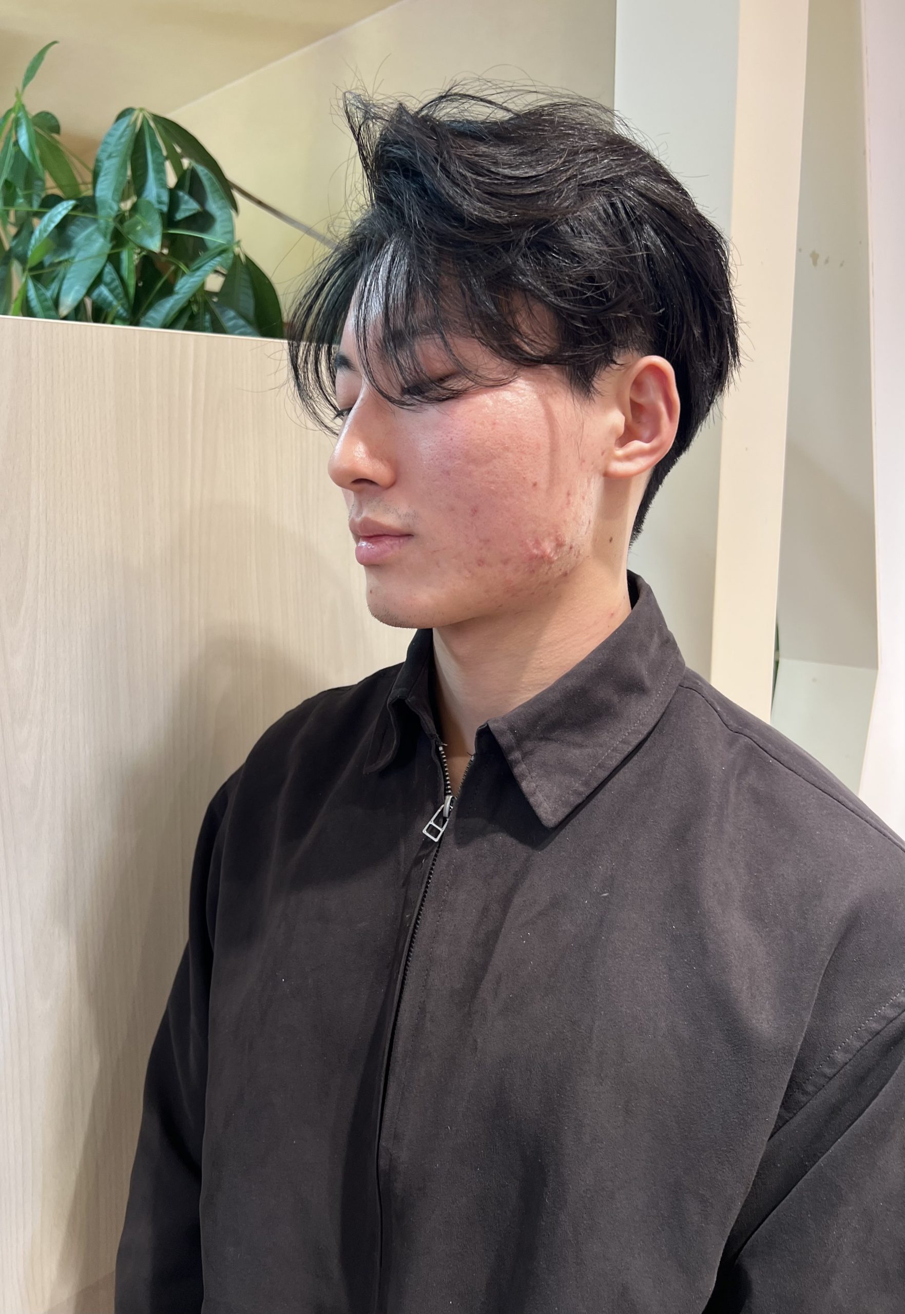 短めベースに軽さを出したフェザーパーマ。細かい動きが出て、自然な立体感のあるメンズヘアスタイル。