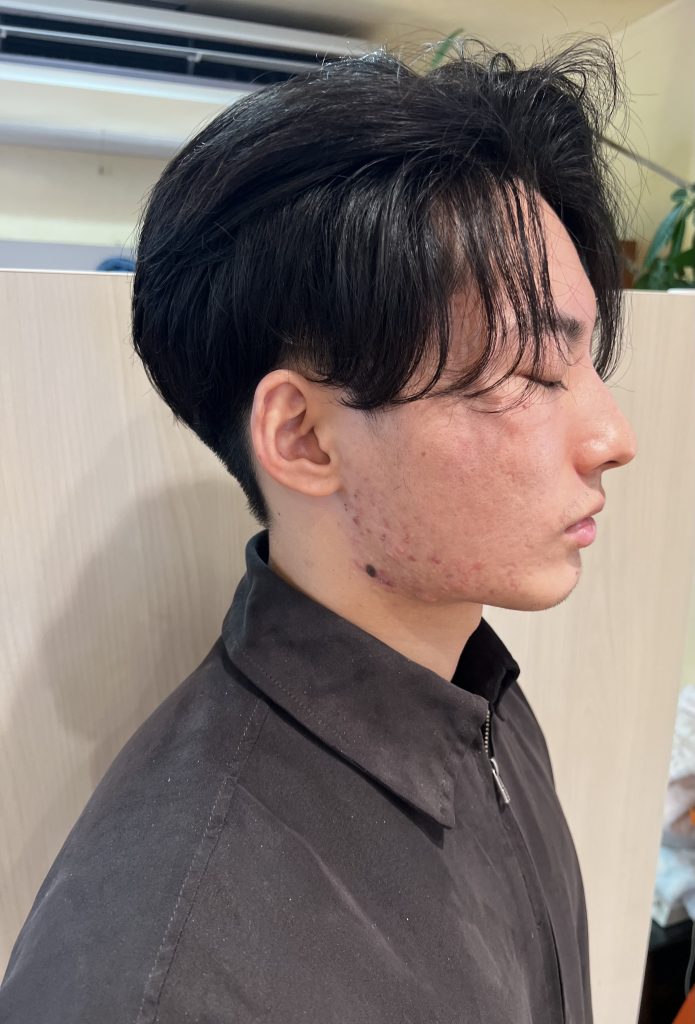 短めベースに軽さを出したフェザーパーマ。細かい動きが出て、自然な立体感のあるメンズヘアスタイル。