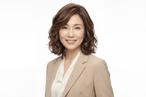 40代女性のショートボブパーマスタイル。トップにボリュームを出し、自然な動きと上品な仕上がり。