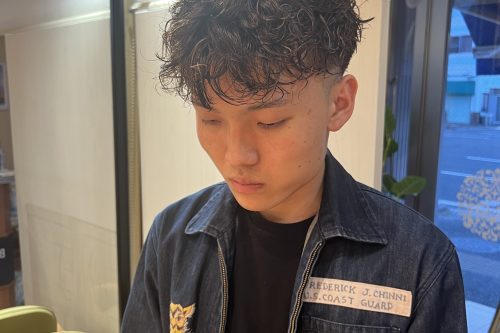 ツイストスパイラルパーマのメンズスタイル。動きと束感が特徴のヘア