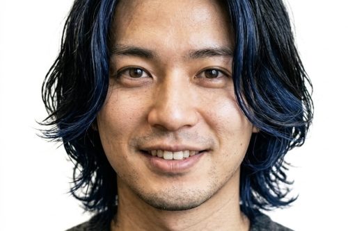 ブルーのフェイスカラーを入れた韓国風メンズパーマスタイル。動きのある質感で透明感のある仕上がり。