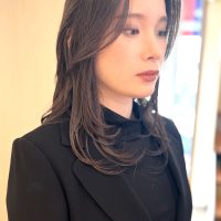 卒業式出席用の上品なレイヤーミディアムヘア。フォーマルな場面に合う艶のある大人女性ヘア。