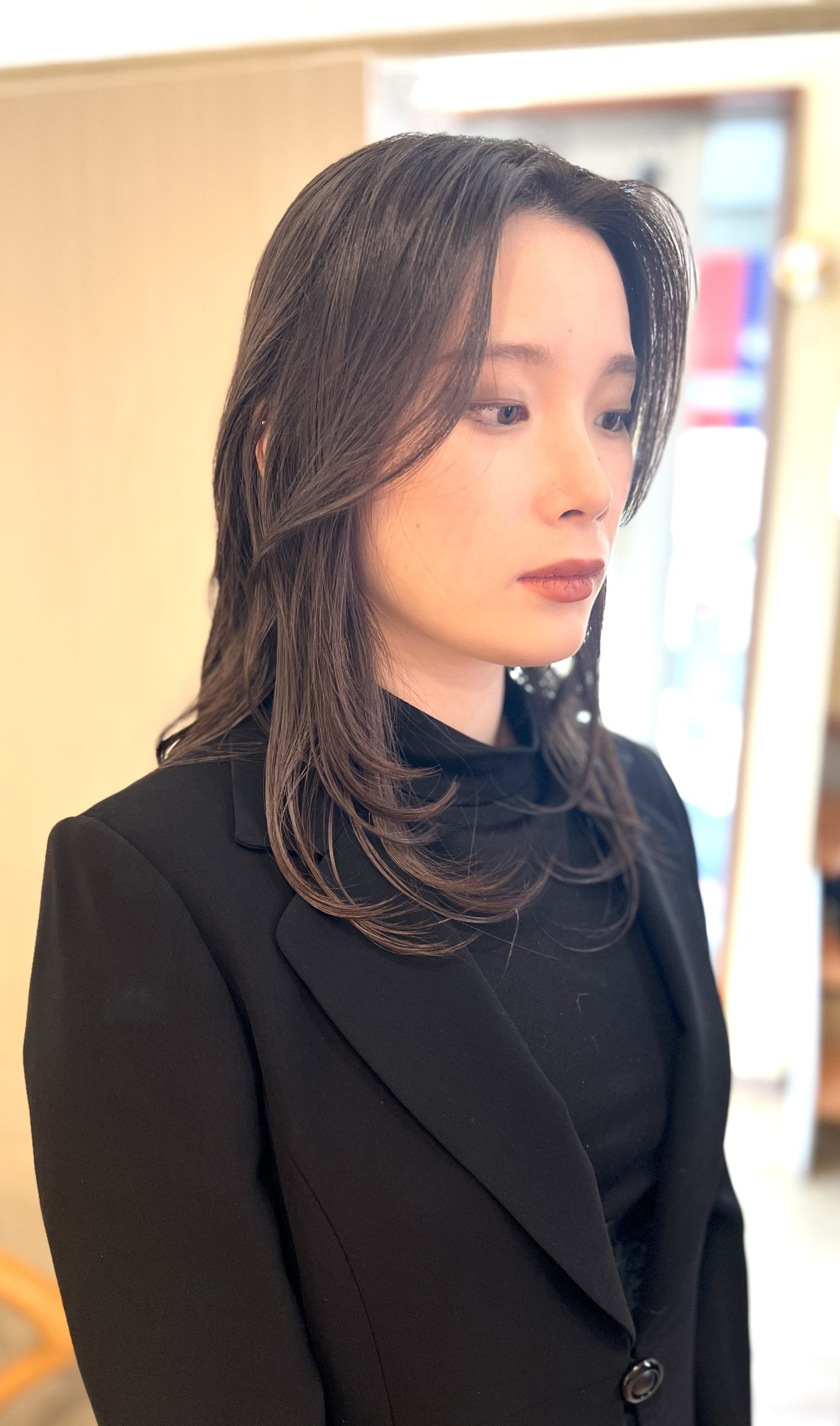 卒業式出席用の上品なレイヤーミディアムヘア。フォーマルな場面に合う艶のある大人女性ヘア。