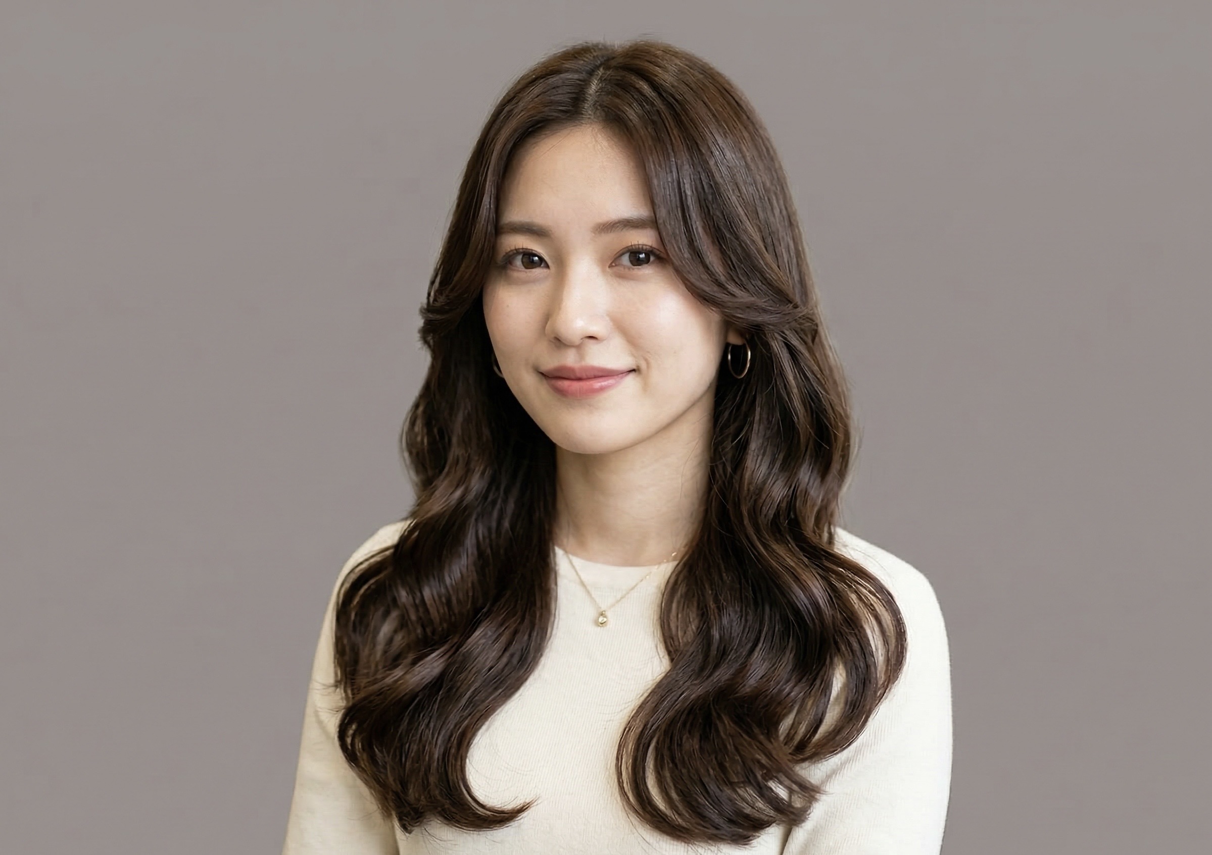 松山市の美容室BLUEMOSQ TOKYOで施術した韓国風波巻きパーマのロングヘアスタイル