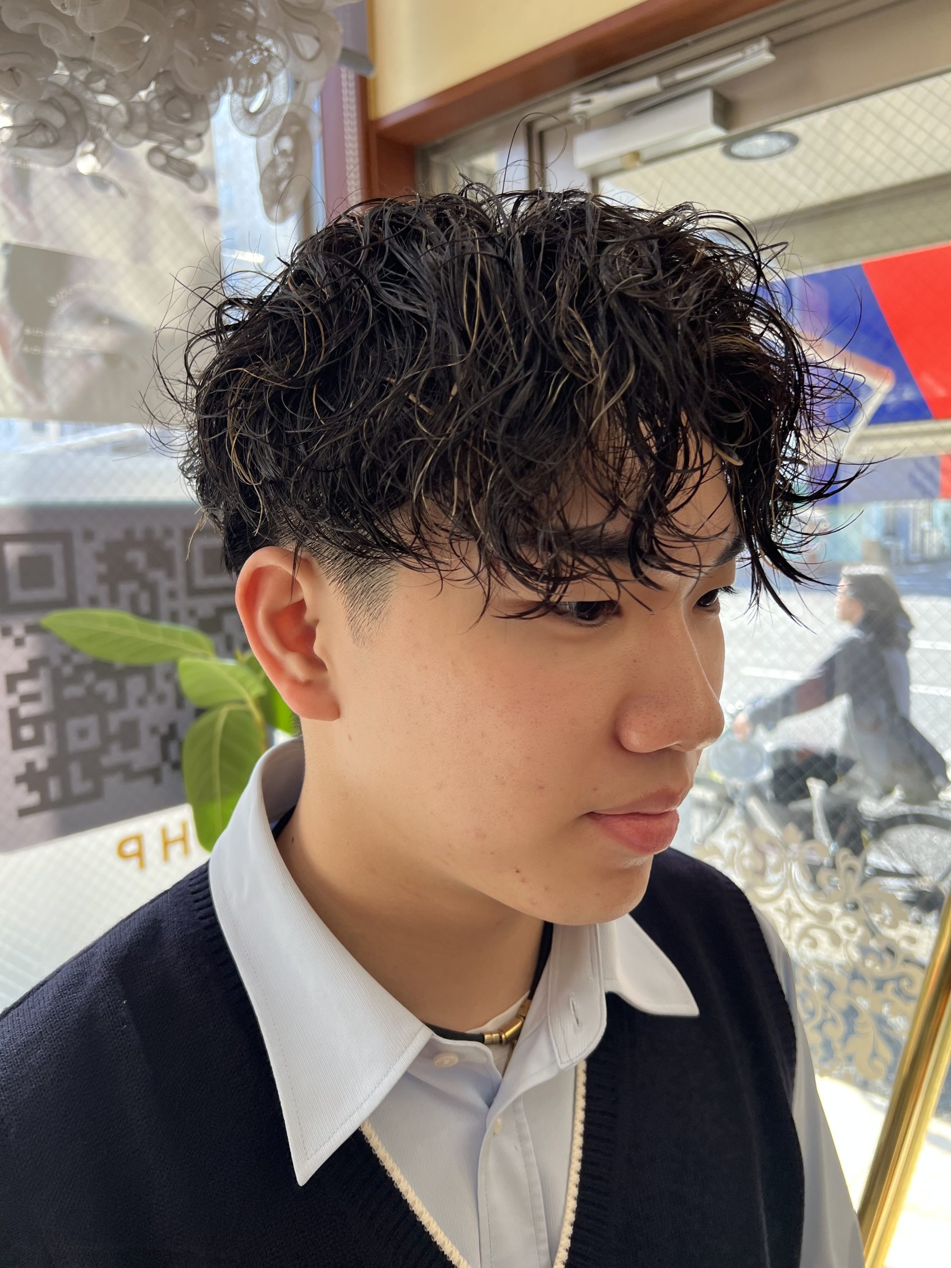 高校卒業後に波打ちスパイラルパーマと細めメッシュ