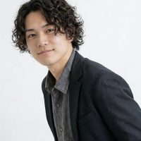 「カール感のあるメンズパーマスタイル。ボリュームと立体感のある髪型