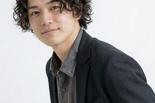 「カール感のあるメンズパーマスタイル。ボリュームと立体感のある髪型