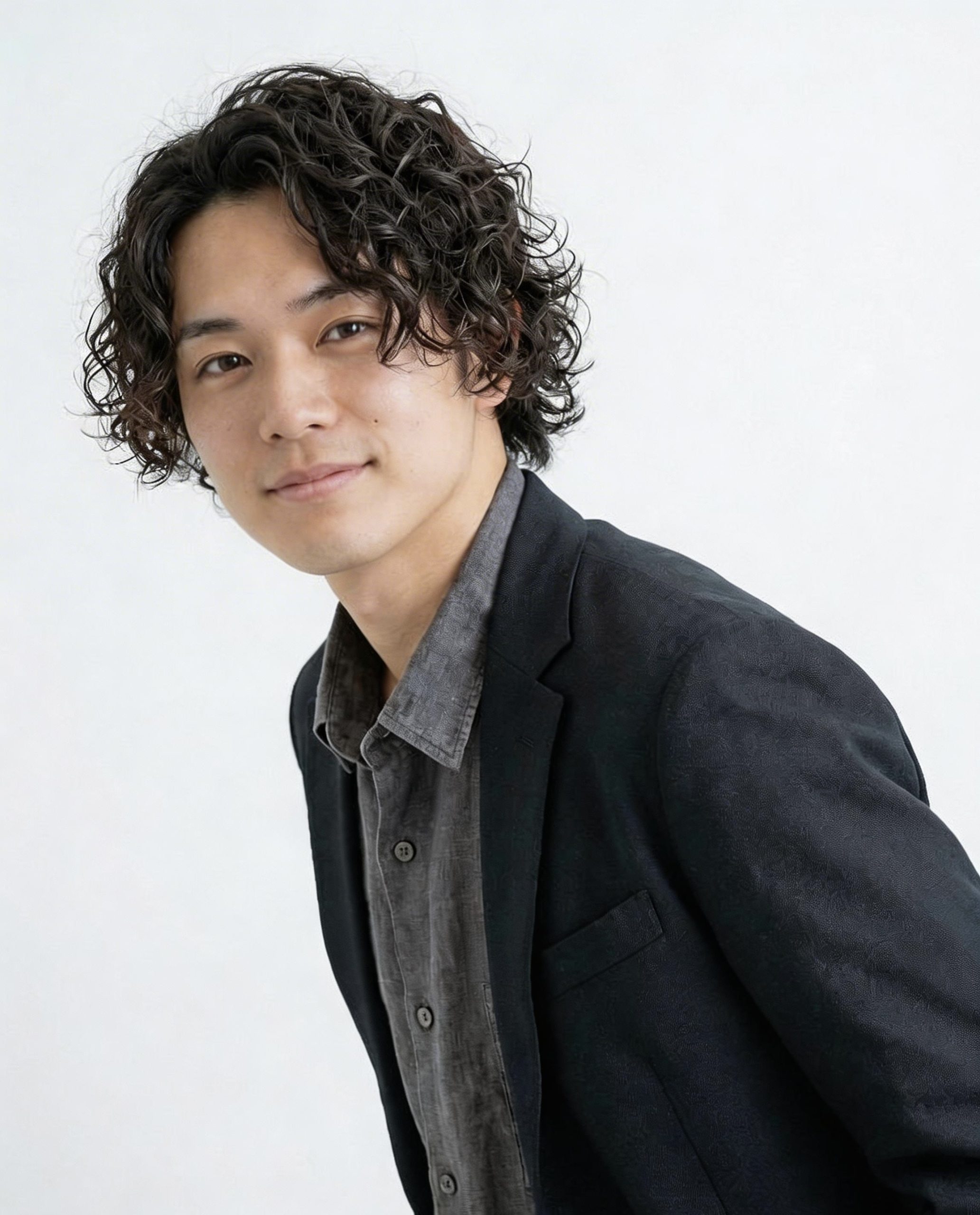 「カール感のあるメンズパーマスタイル。ボリュームと立体感のある髪型