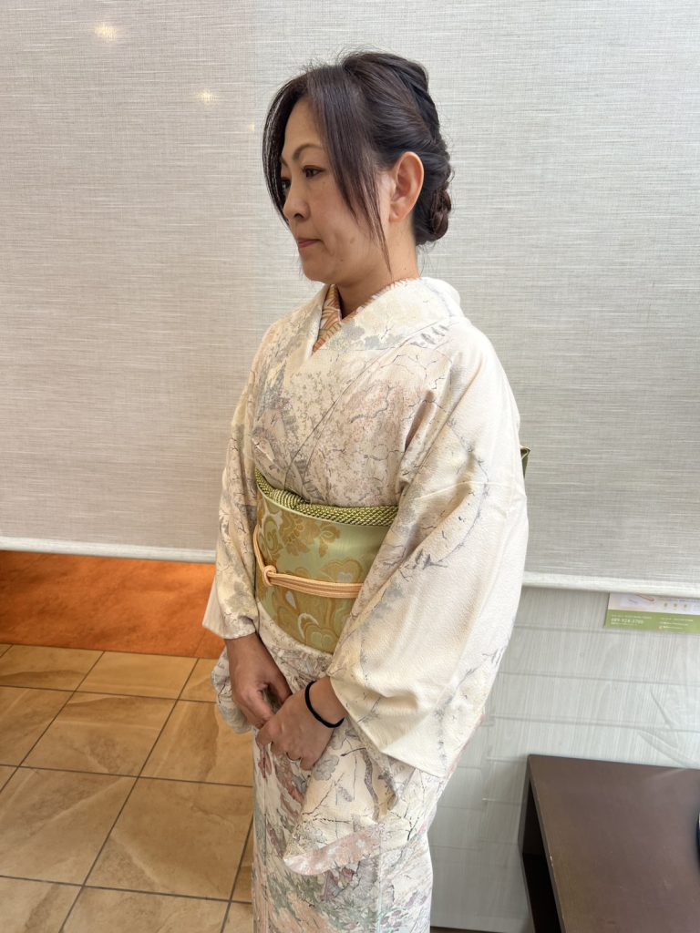 入学式に向けた着物スタイルの女性の横顔。落ち着いたまとめ髪と上品な和装ヘアアレンジ
