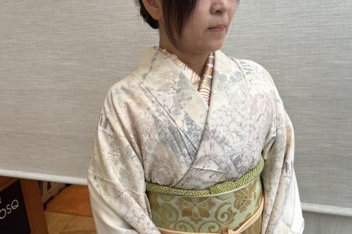 入学式に向けた着物スタイルの女性の横顔。落ち着いたまとめ髪と上品な和装ヘアアレンジ