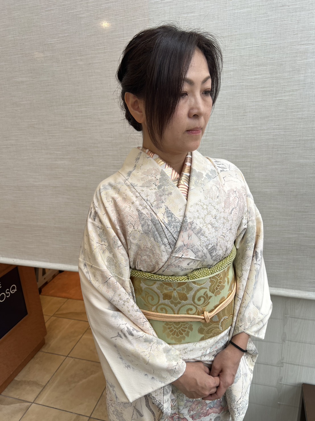 入学式に向けた着物スタイルの女性の横顔。落ち着いたまとめ髪と上品な和装ヘアアレンジ