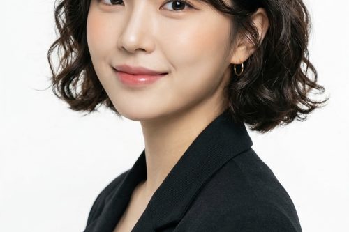 松山市の美容室で施術した韓国風ボブパーマ。柔らかいカールと自然な動きで扱いやすい大人可愛いスタイル。